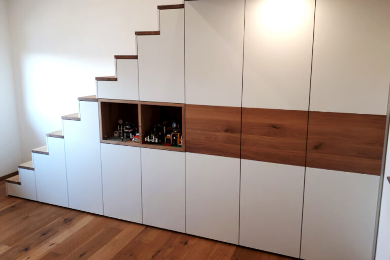 Treppenschrank